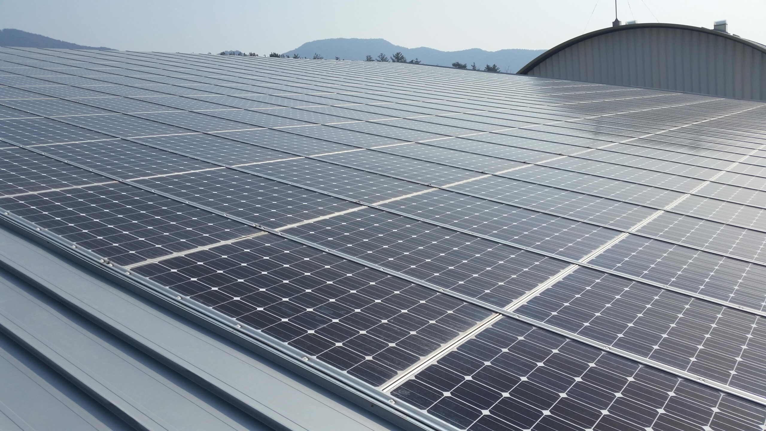 Une toiture d'un bâtiment industriel équipée en panneaux solaires